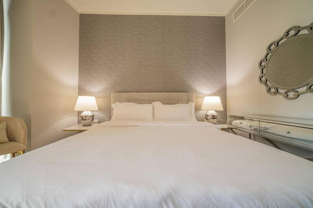 First Class 3br With Full Burj Khalifa And Fountain View Dubai